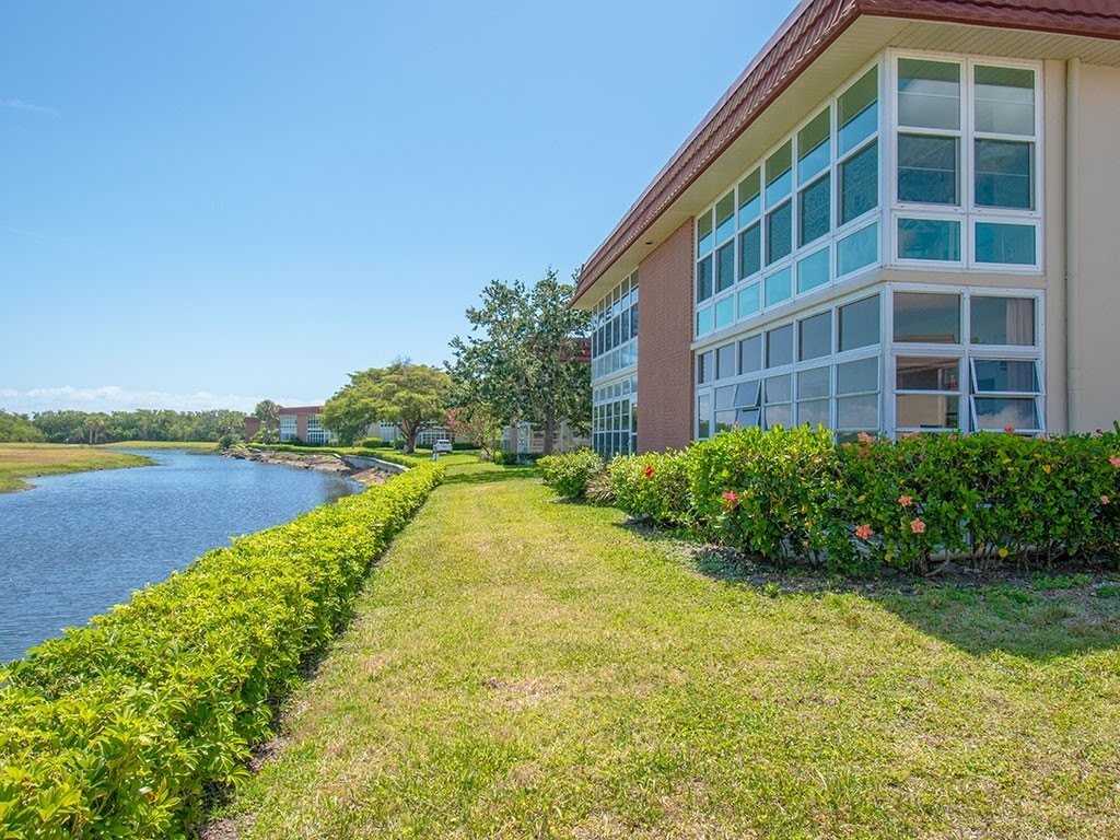 74 Royal Oak Ct #206