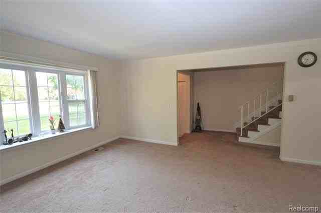 559 Fox Hills Dr N - Photo 6 of 20