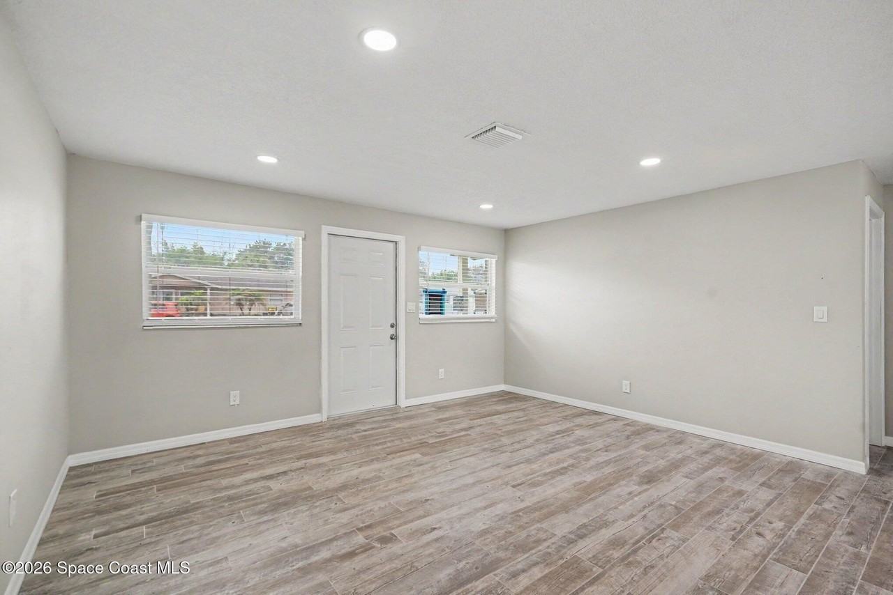 2222 Lucille Ln - Photo 3 of 15