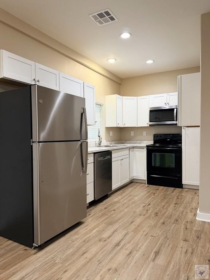 810 W Ave A - Photo 2 of 12