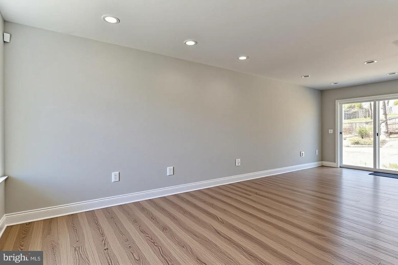 415 Ritchie Pkwy - Photo 5 of 30