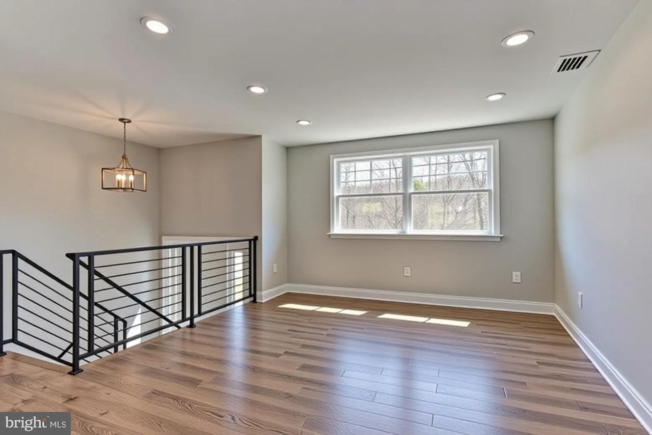 415 Ritchie Pkwy - Photo 6 of 30