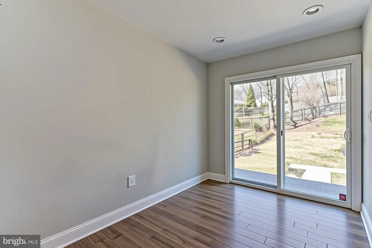 415 Ritchie Pkwy - Photo 7 of 30