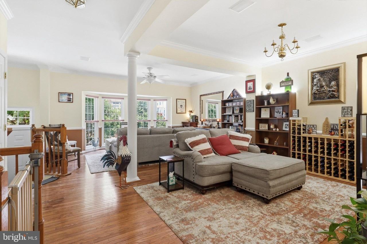 2769 Manhattan Pl - Photo 4 of 43