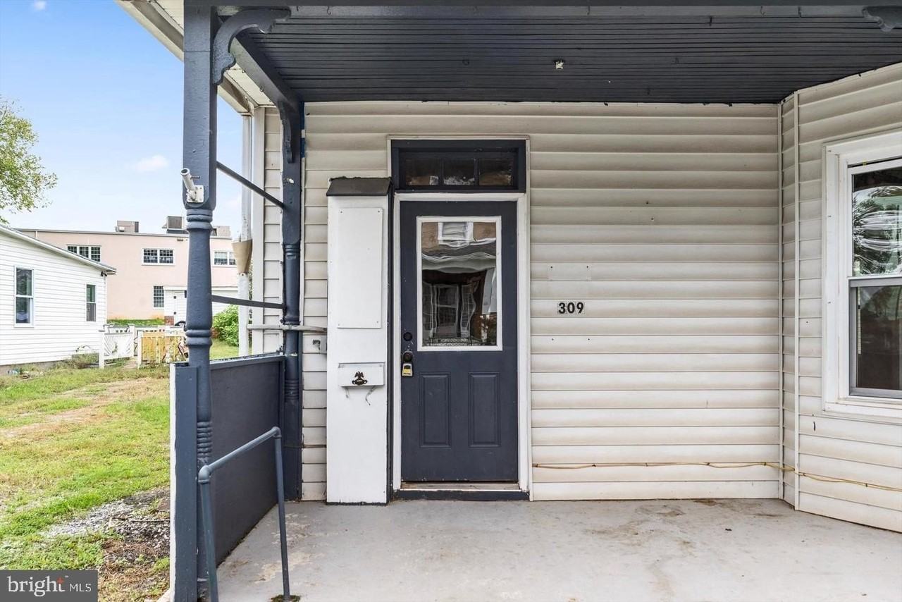 309 N Lawrence St - Photo 2 of 24