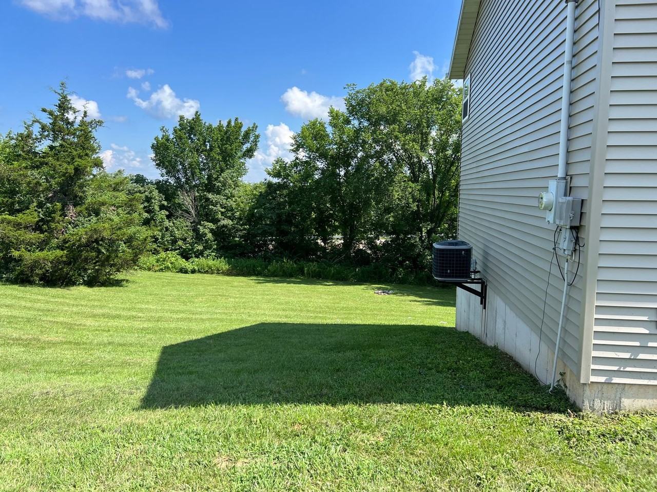 136 Baker St - Photo 6 of 23
