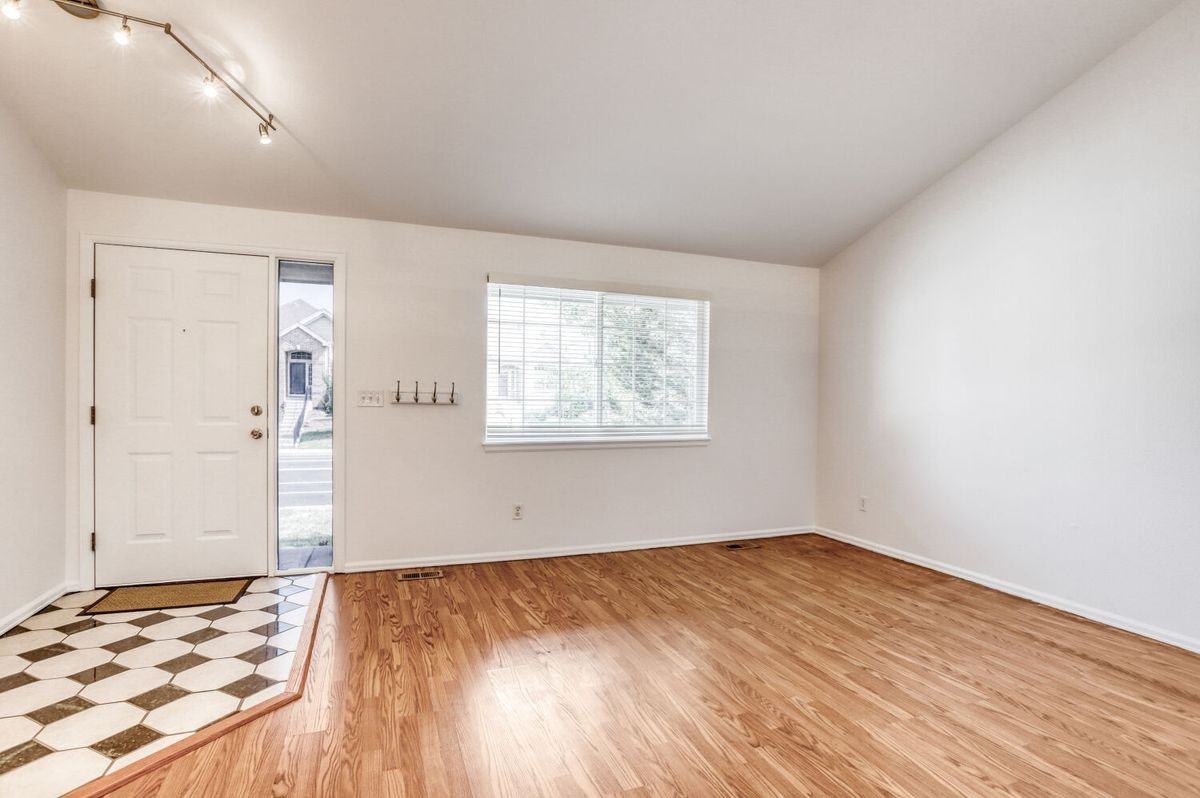 1633 Deerwood Dr - Photo 3 of 29