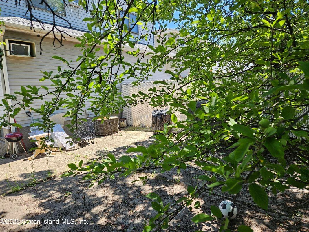 486 Elverton Ave - Photo 4 of 8