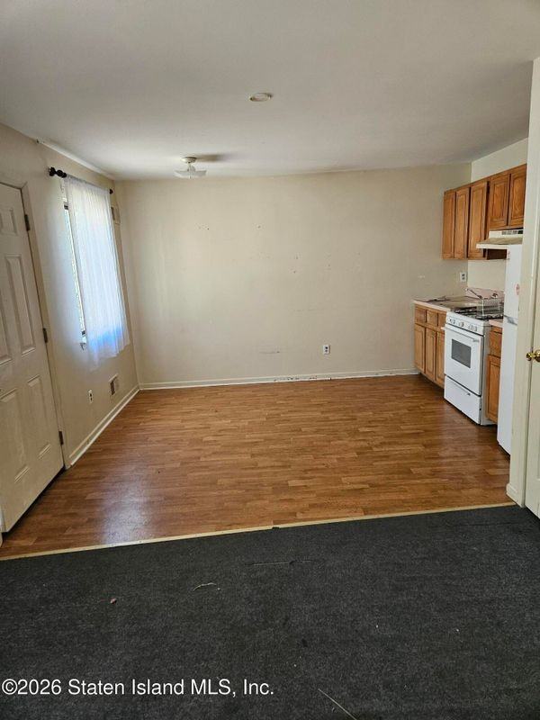 486 Elverton Ave - Photo 6 of 8