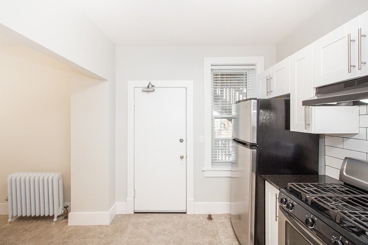 883 Grosvenor Avenue - Photo 4 of 22