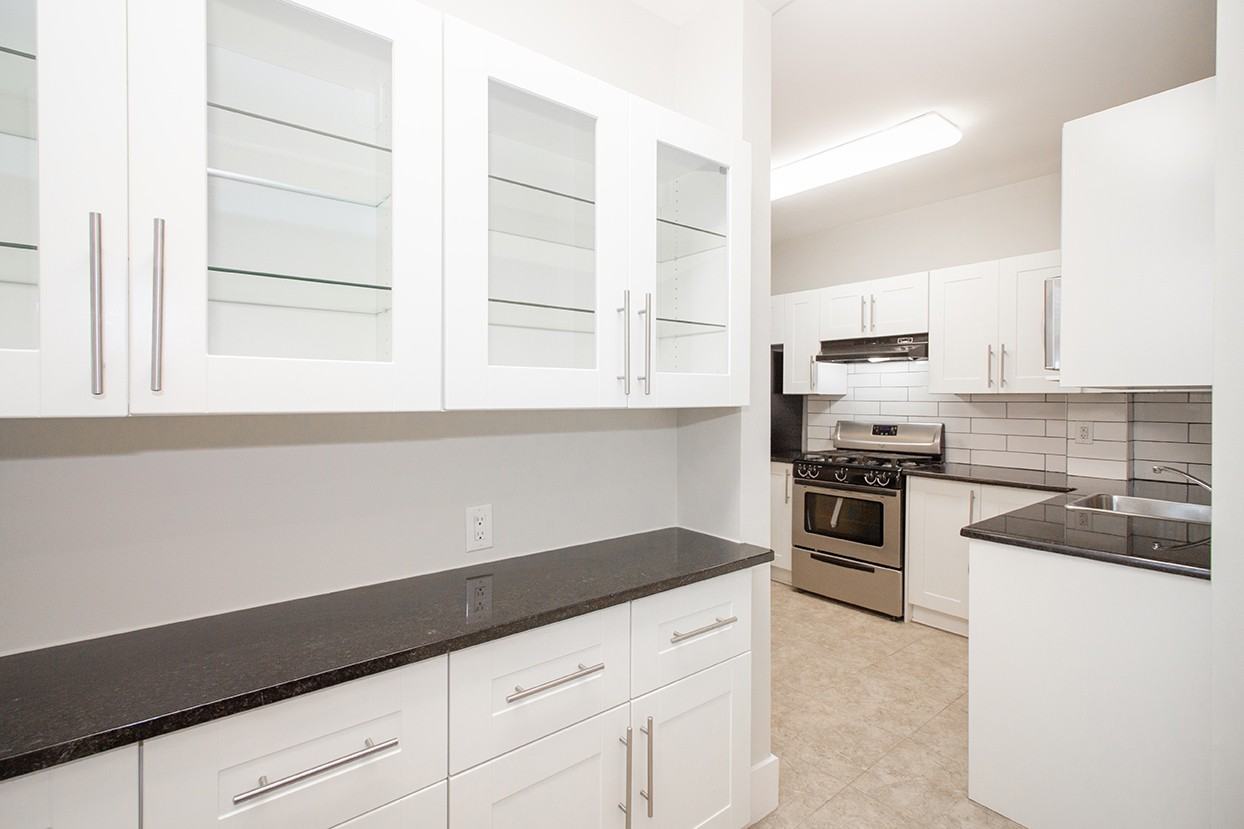 883 Grosvenor Avenue - Photo 5 of 22
