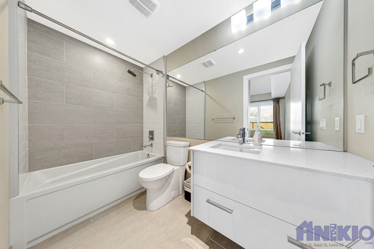 404 Avenue C S - Photo 4 of 14
