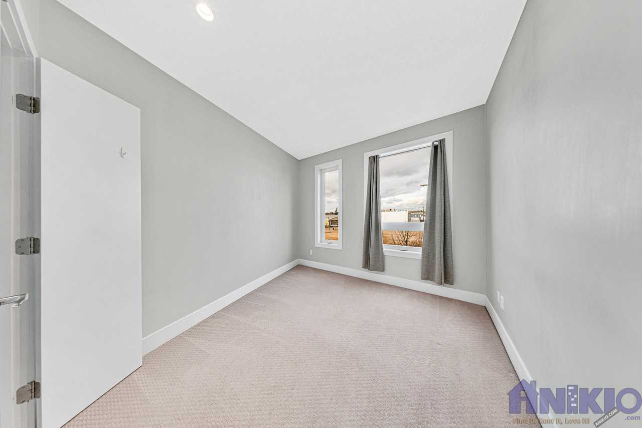 404 Avenue C S - Photo 7 of 14
