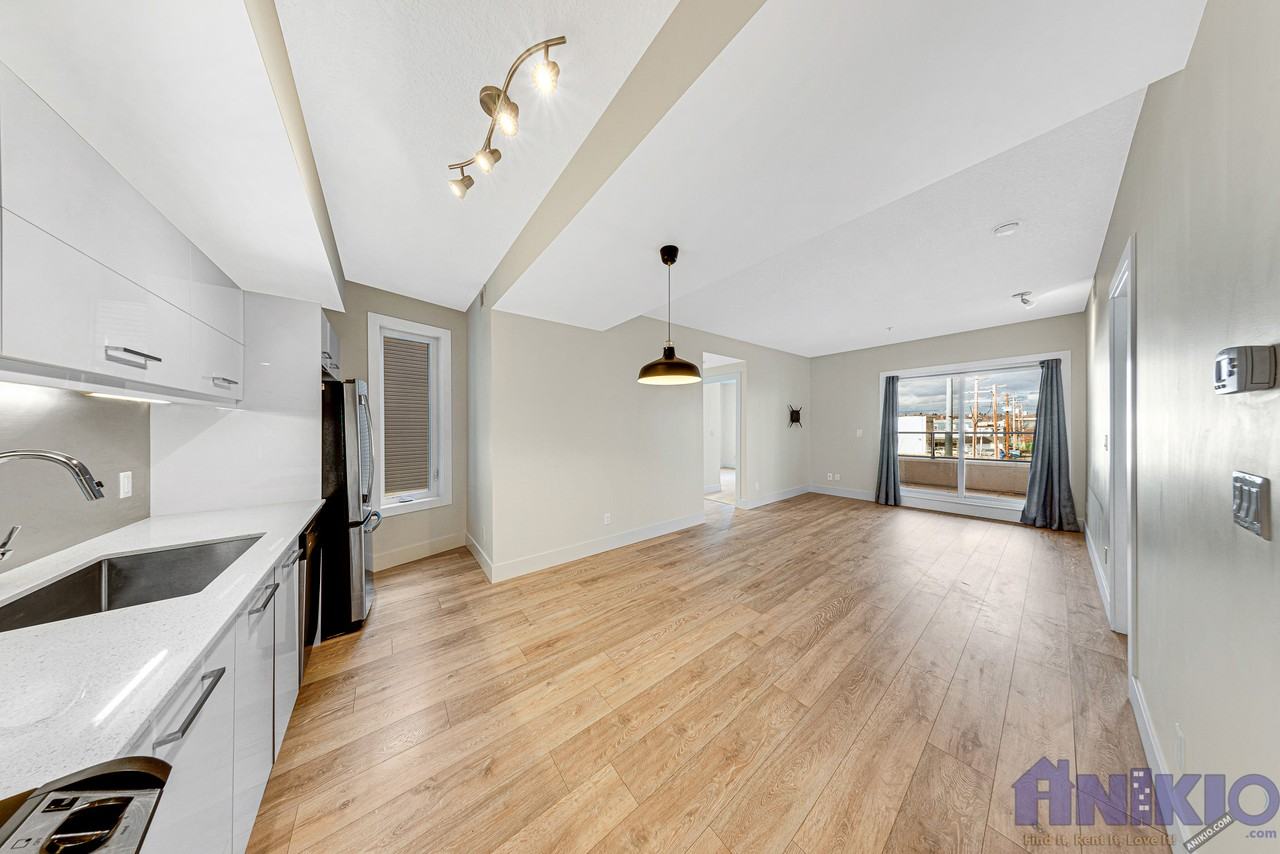 404 Avenue C S - Photo 4 of 14