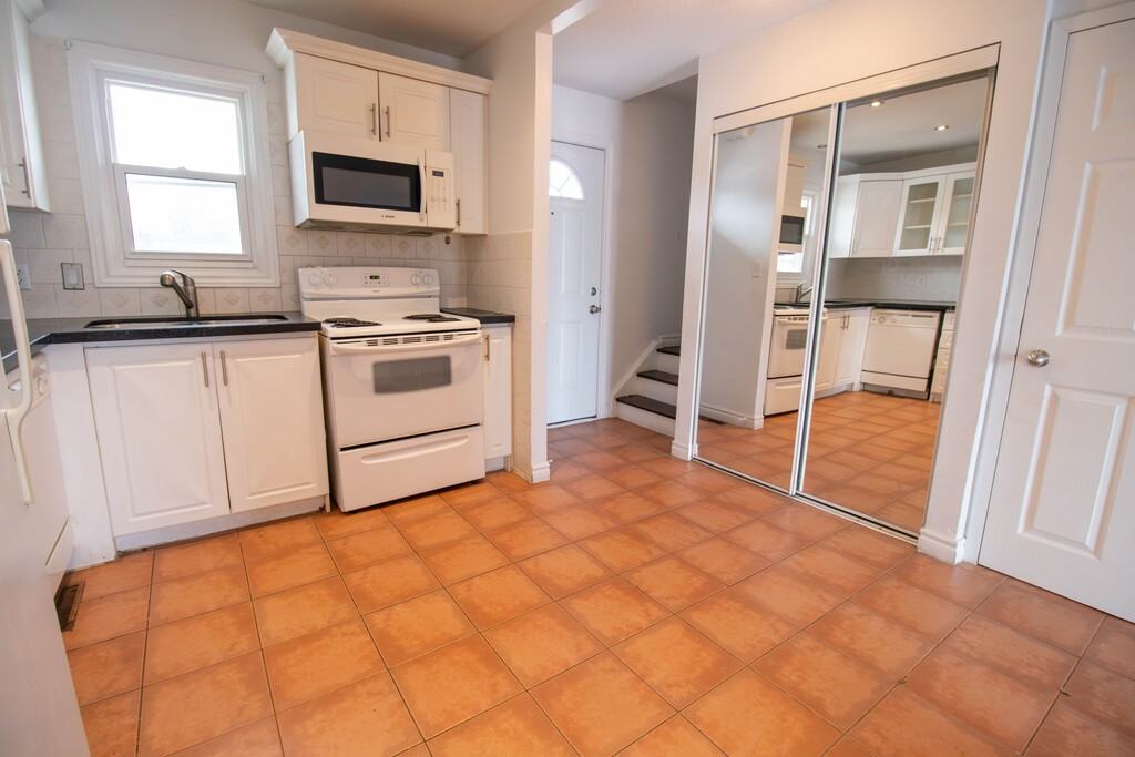 131 Rockwood Ave - Photo 6 of 19