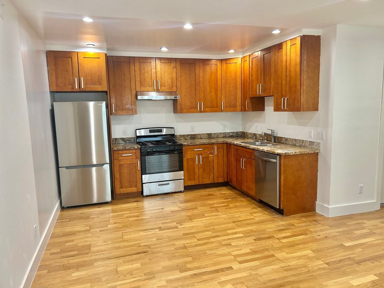 1381 Revere Ave - Photo 3 of 20