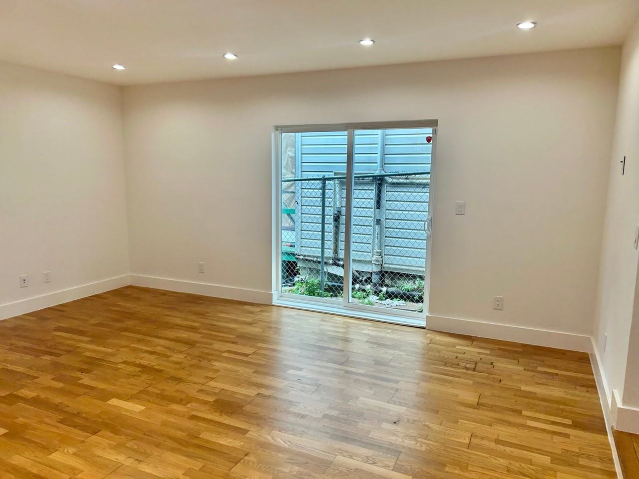 1381 Revere Ave - Photo 4 of 20