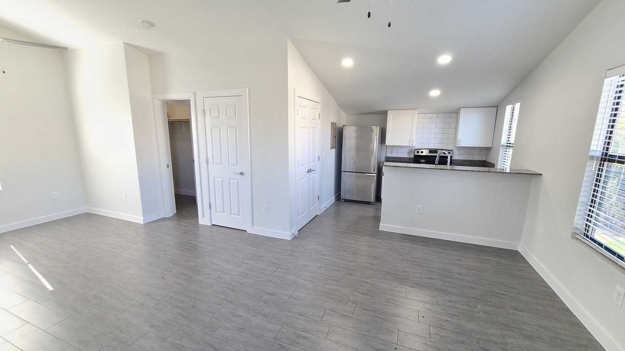 7406 Geneva Dr - Photo 5 of 19