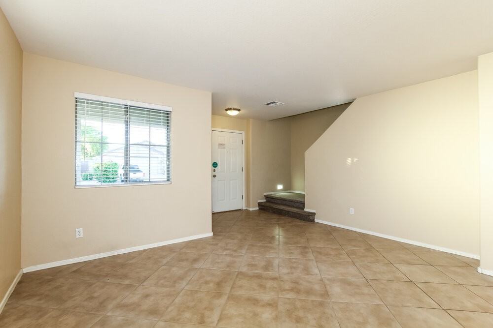 17423 W Watson Ln - Photo 4 of 17