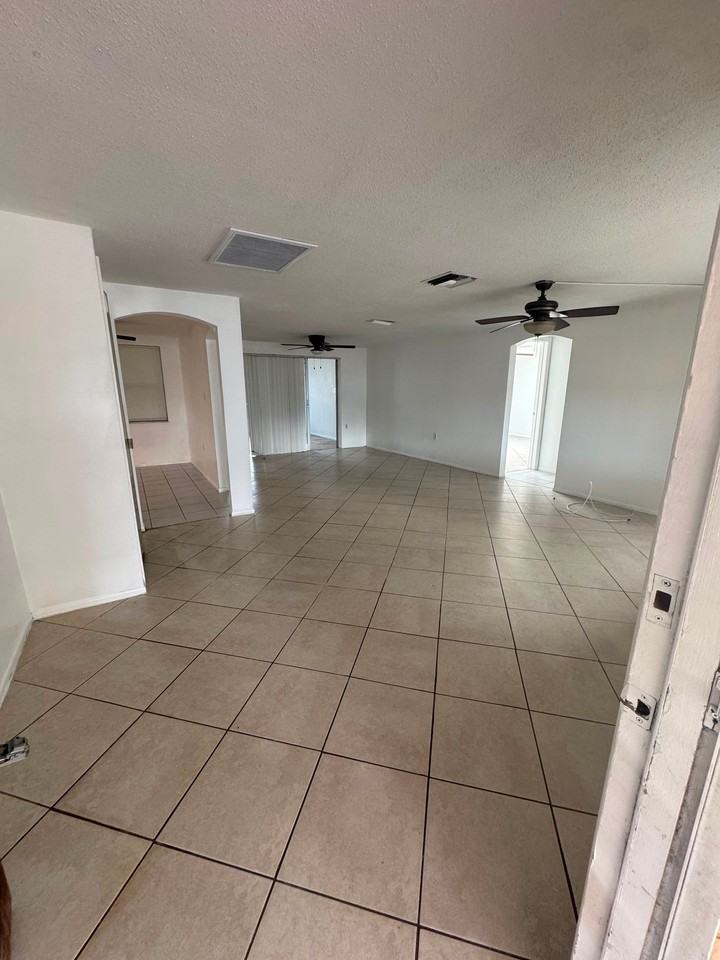 7725 Bloomfield Dr - Photo 3 of 13