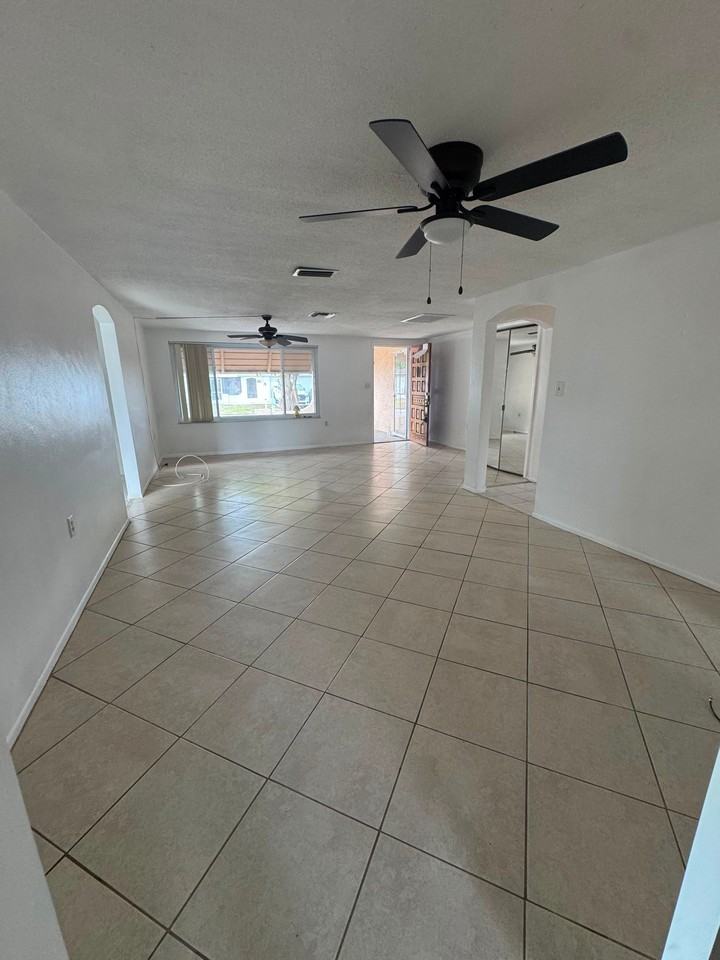 7725 Bloomfield Dr - Photo 4 of 13