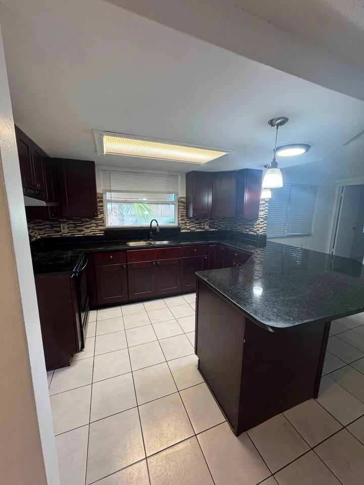 7725 Bloomfield Dr - Photo 5 of 13