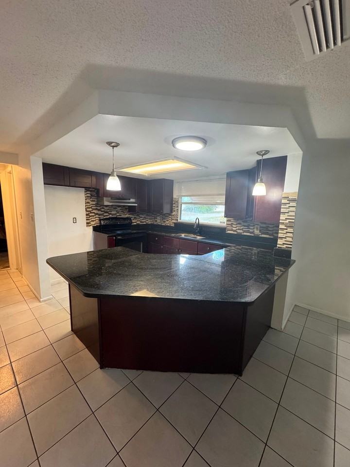 7725 Bloomfield Dr - Photo 6 of 13