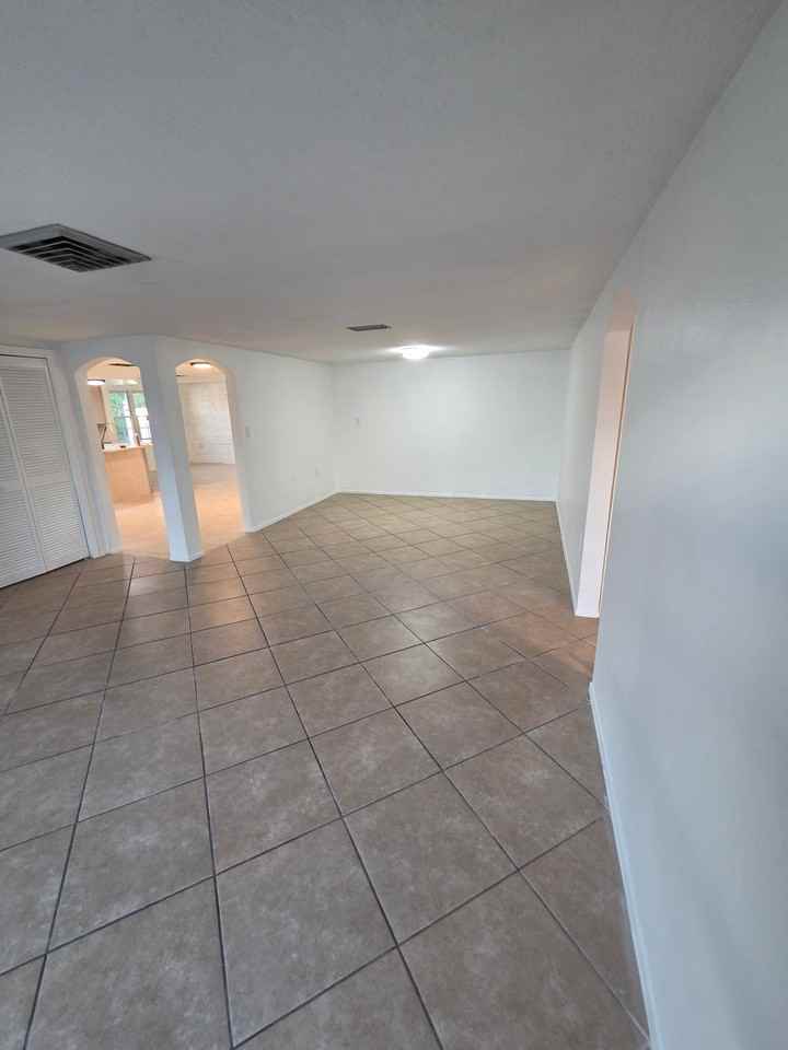 9125 Hunt Club Ln - Photo 3 of 17