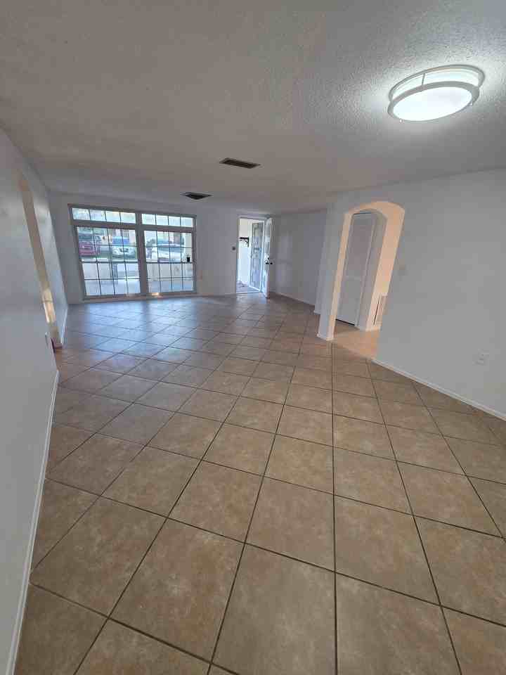 9125 Hunt Club Ln - Photo 4 of 17