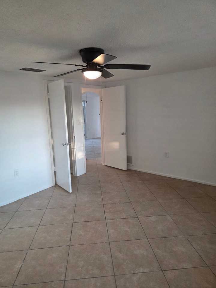 9125 Hunt Club Ln - Photo 6 of 17