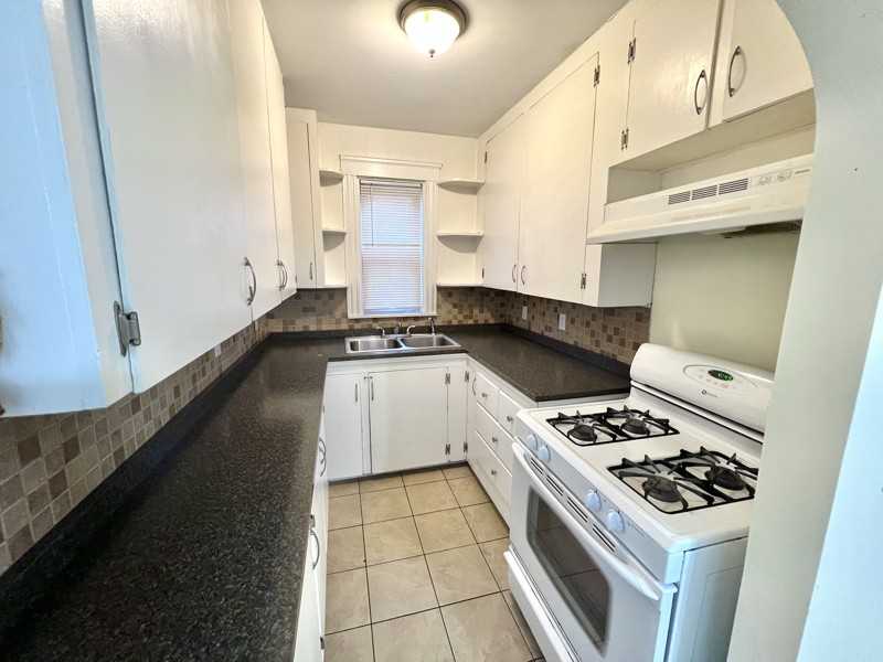 36 Ferncliff Ave #1R - Photo 4 of 5