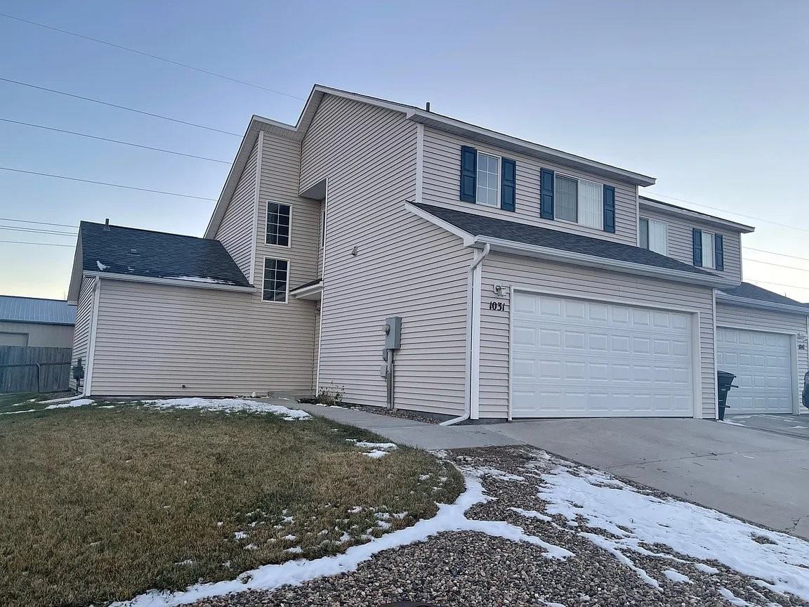1031 Meadow Ln - Photo 2 of 16