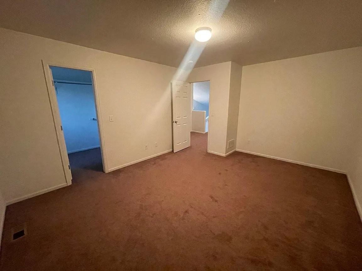 1031 Meadow Ln - Photo 3 of 16