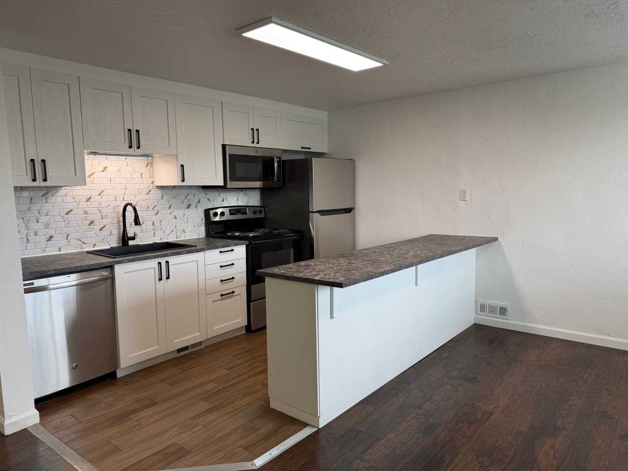 193 S Main St - Photo 3 of 16