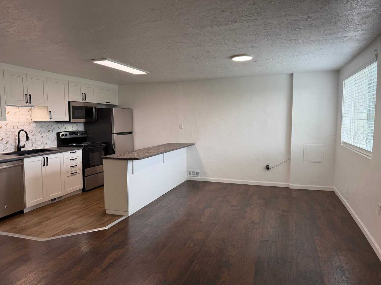193 S Main St - Photo 5 of 16