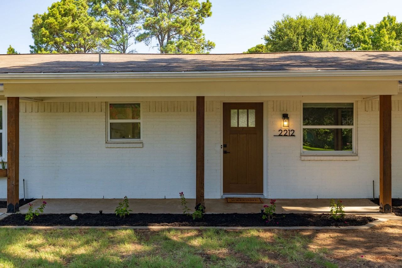 2212 Ridge Ln - Photo 2 of 20
