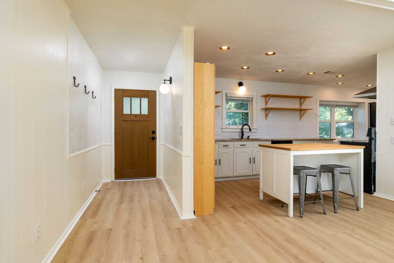 2212 Ridge Ln - Photo 3 of 20
