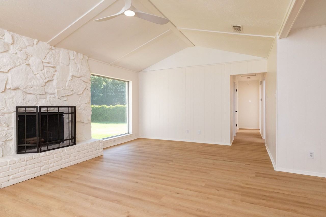 2212 Ridge Ln - Photo 4 of 20