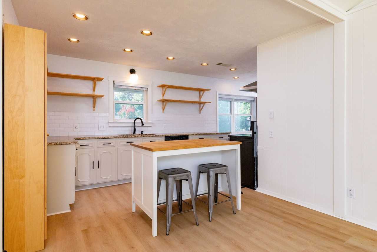 2212 Ridge Ln - Photo 6 of 20