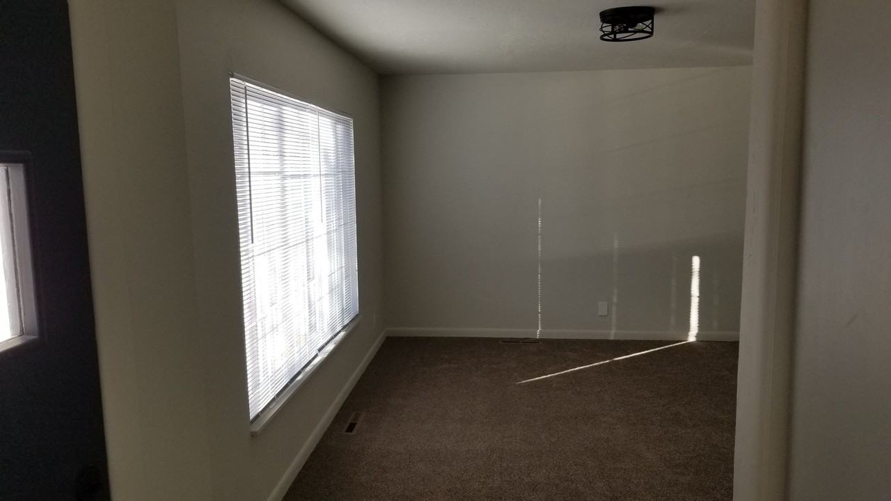 6527 S Jefferson St - Photo 3 of 16
