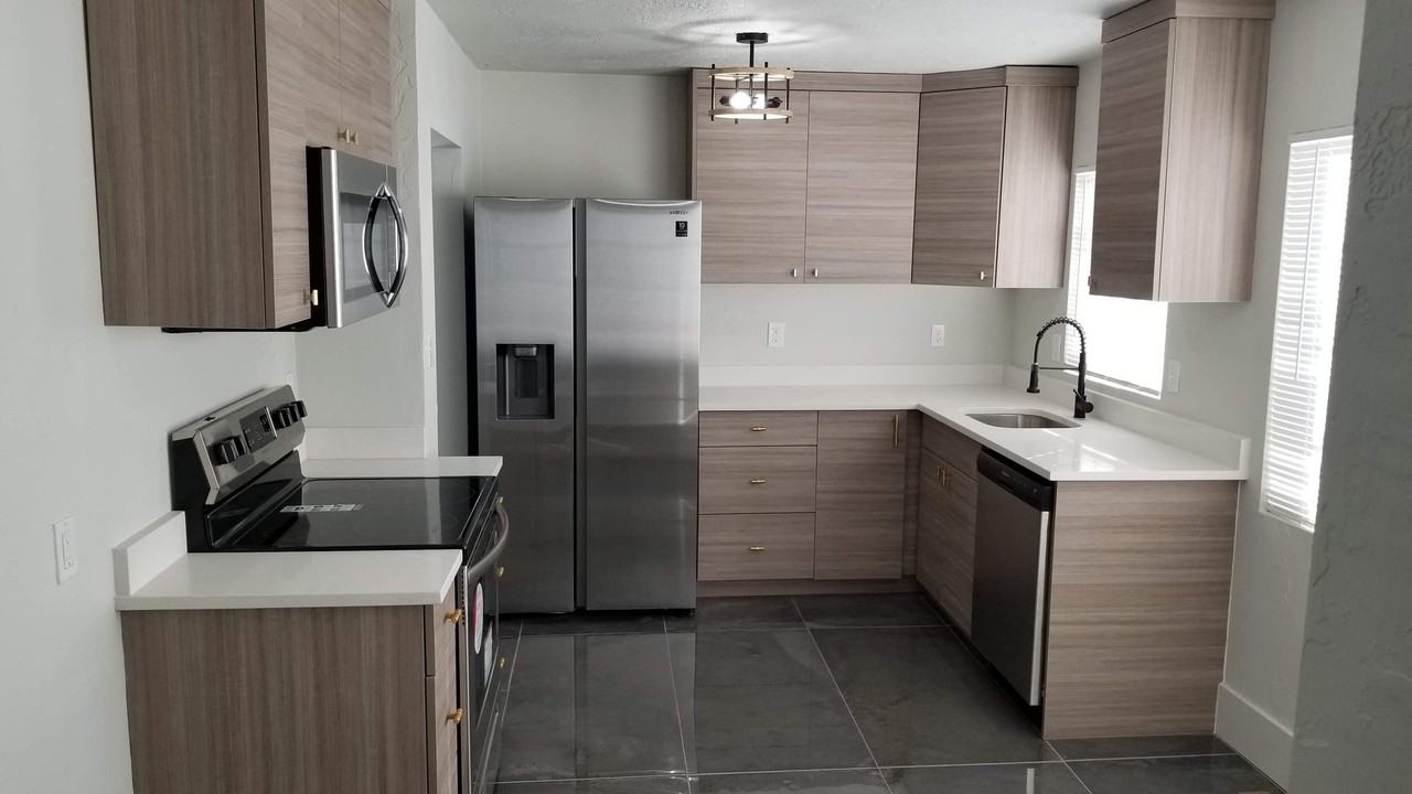 6527 S Jefferson St - Photo 4 of 16