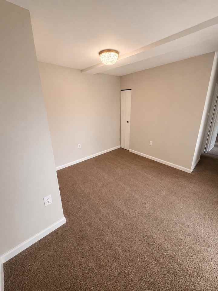 434 Girard St - Photo 4 of 6