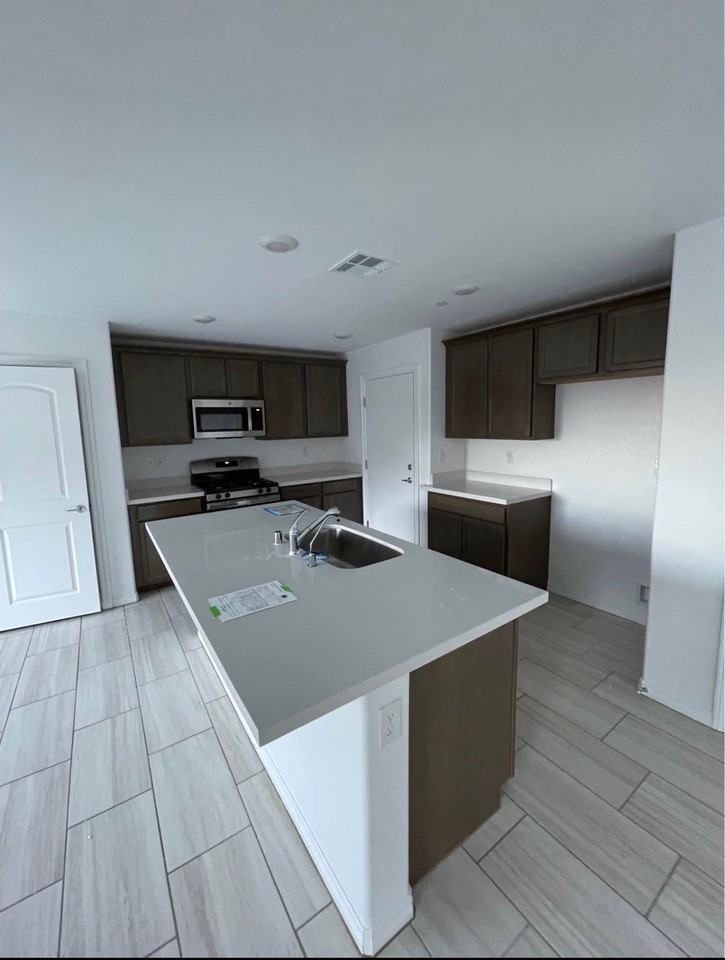 380 Rosefinch St - Photo 4 of 11