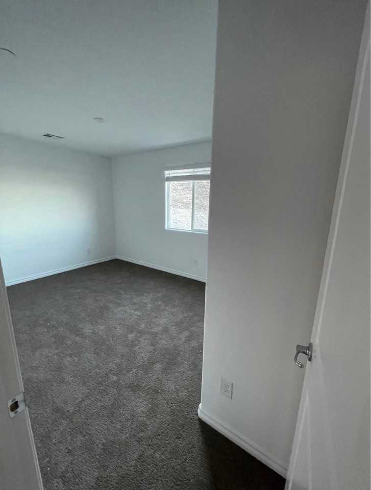 380 Rosefinch St - Photo 7 of 11