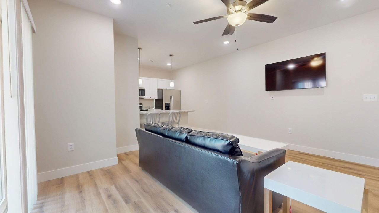 305 W Washington - Photo 5 of 23