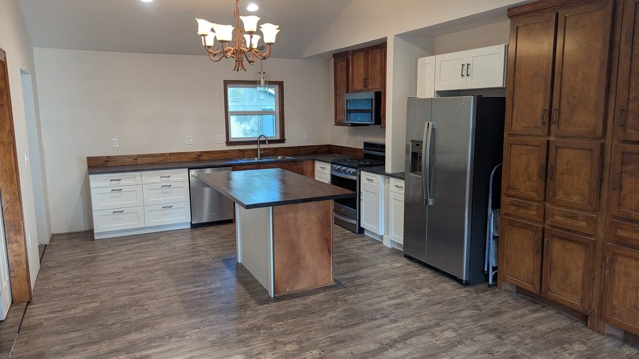 1003 Crystal River Rd - Photo 2 of 10