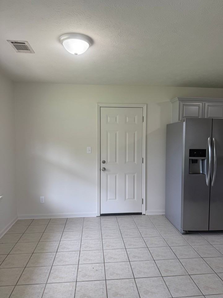 100 E Lauren Ln - Photo 2 of 10
