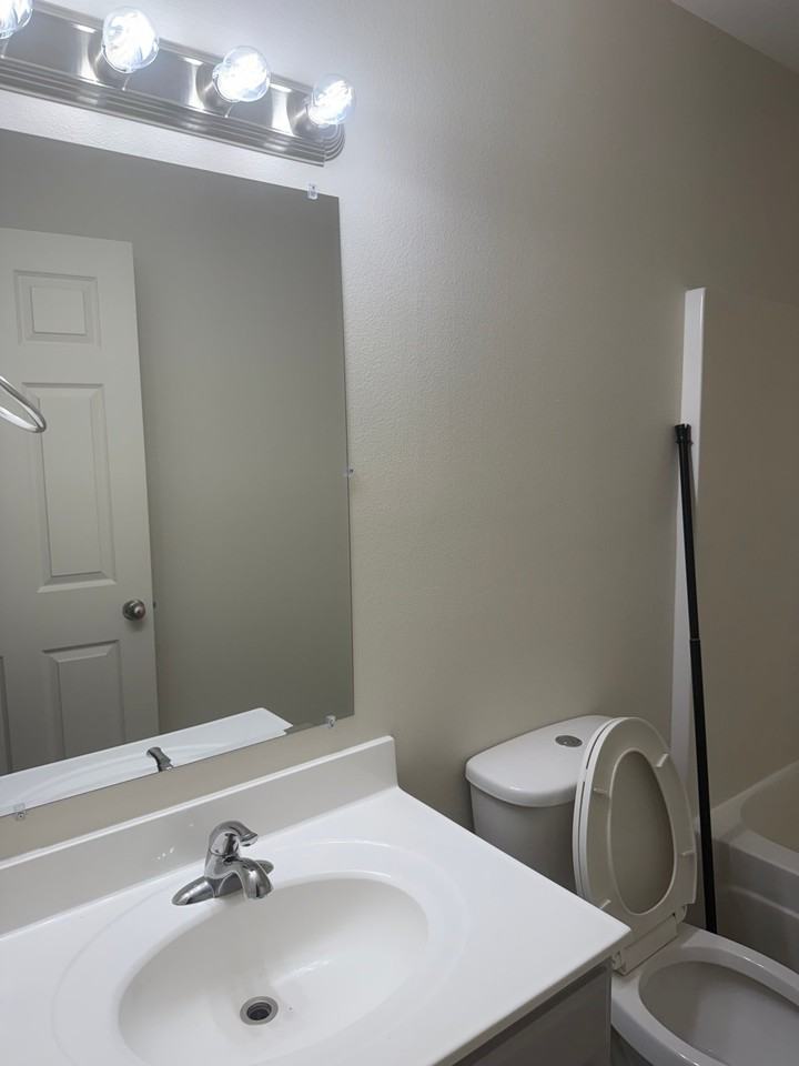 100 E Lauren Ln - Photo 5 of 10