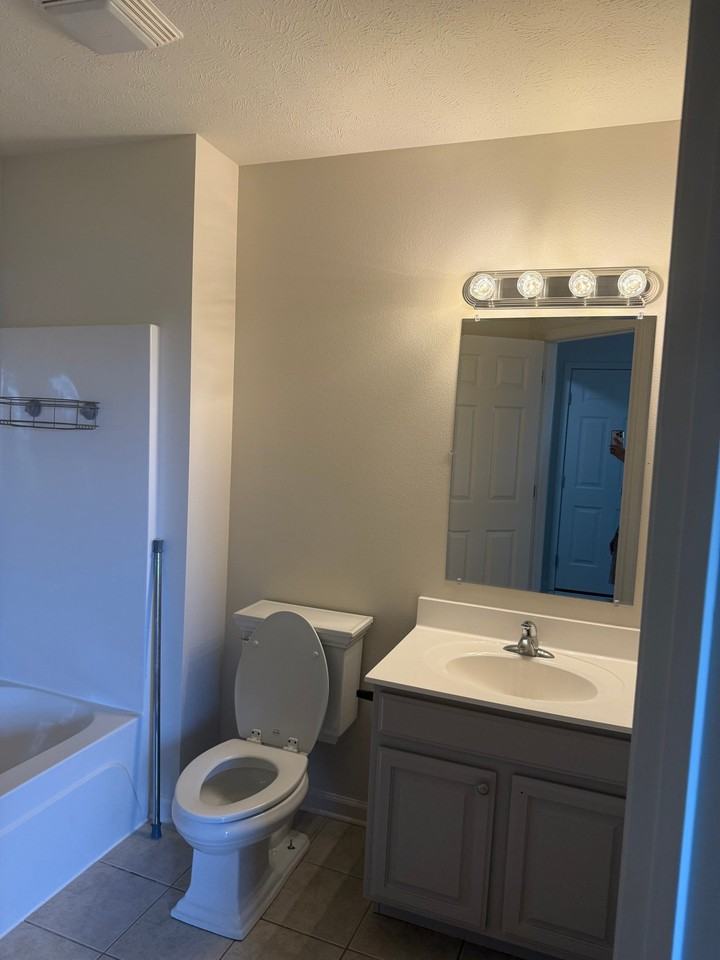 100 E Lauren Ln - Photo 6 of 10