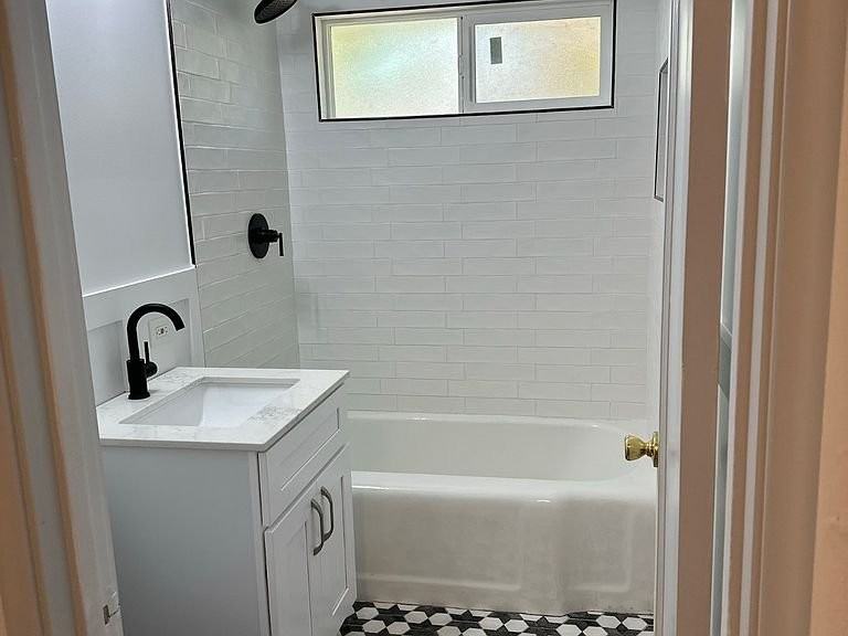 938 Vervais Ave - Photo 3 of 7